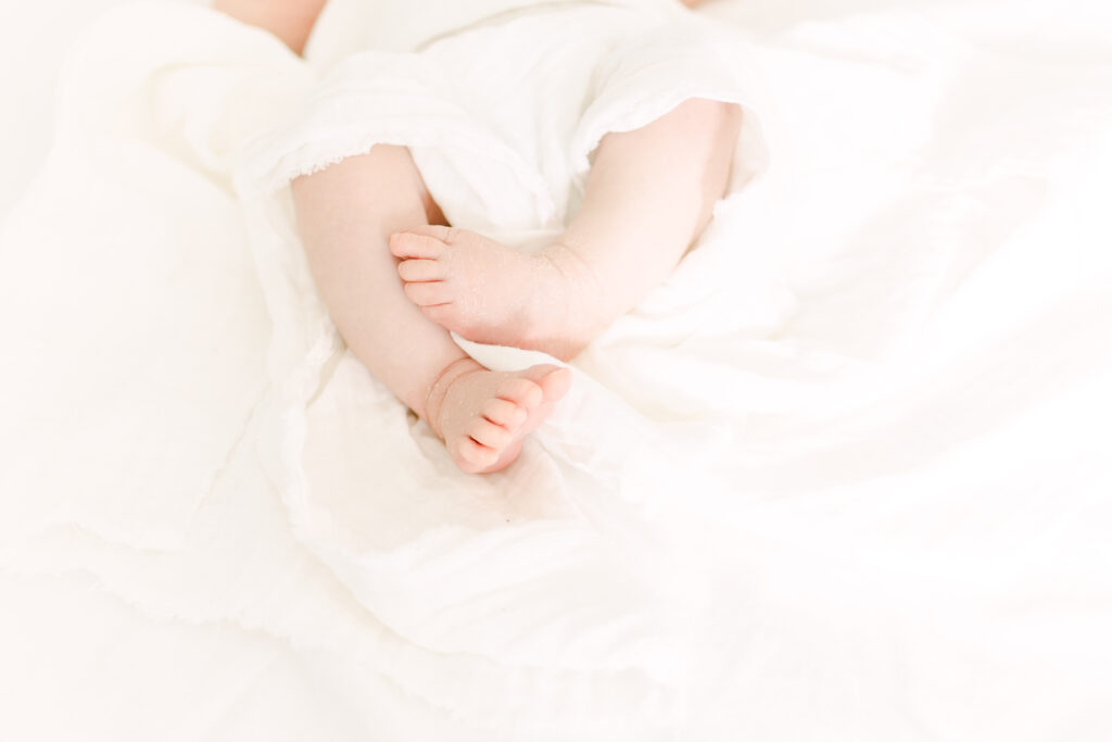 tiny baby toes cincinnati newborn photographer 