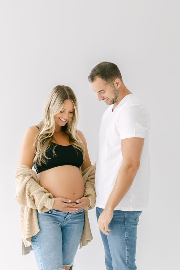 expecting mother and father pose for photos in cincinnati metro area 
